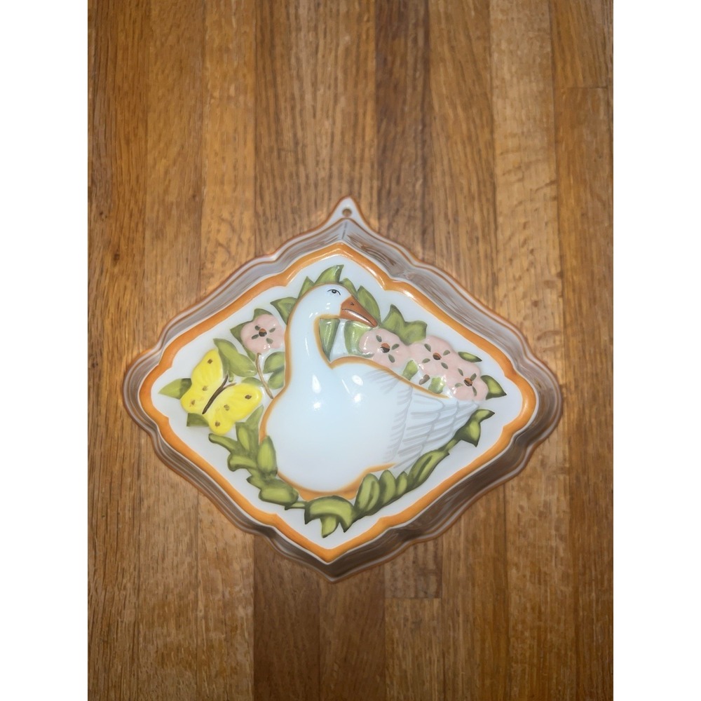 1986 Le Cordon Bleu hand painted goose wall plaque/jello mold The‎ Franklin Mint